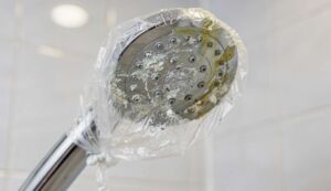 Verkalkte Duschbrause: Der Essig-Beutel-Trick, der sie über Nacht wie neu macht