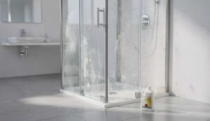 Verkalkte Duschkabine: Dieses 2-Euro-Produkt aus dem Supermarkt wirkt besser als jeder Reiniger