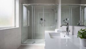 Weder Chemie noch Schrubben: der geniale Trick, um Kalkflecken im Bad sofort zu lösen